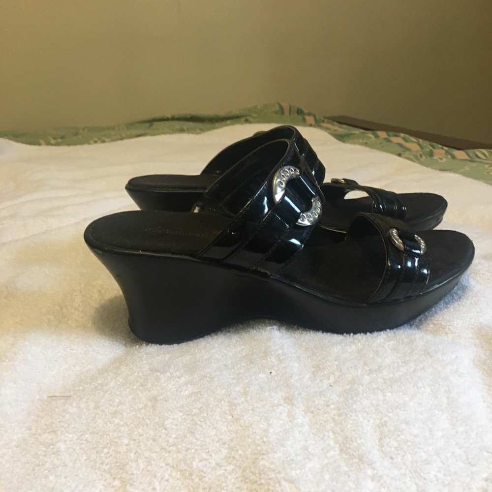 SZ 7.5 black sandals , gently used